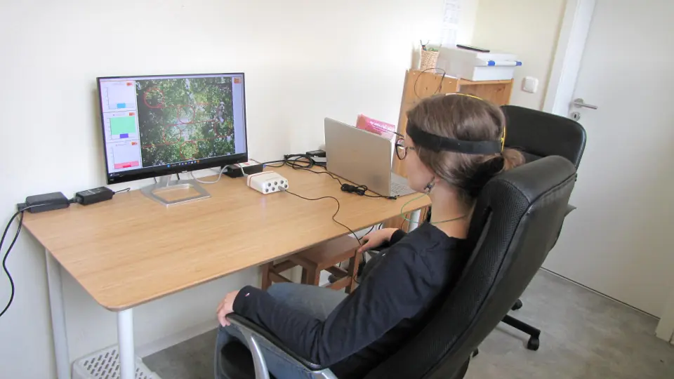 Biofeedback-Arbeitsplatz in der Praxis mit Bildschirm
